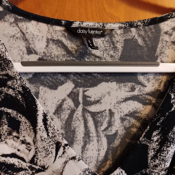 Daisy Fuentes blouse. Women's L. - Picture 2 of 7